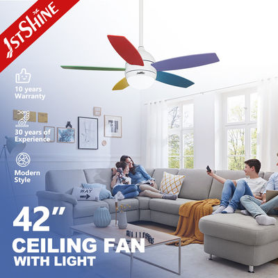 Bon prix Fan de plafond moderne de lames colorées de forces de défense principale d'OEM 5 avec le moteur à courant alternatif léger en ligne